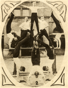 98590 Afbeelding van een oefening, uitgevoerd door instructeurs van de Militaire Gymnastiekschool, bij de opening van ...